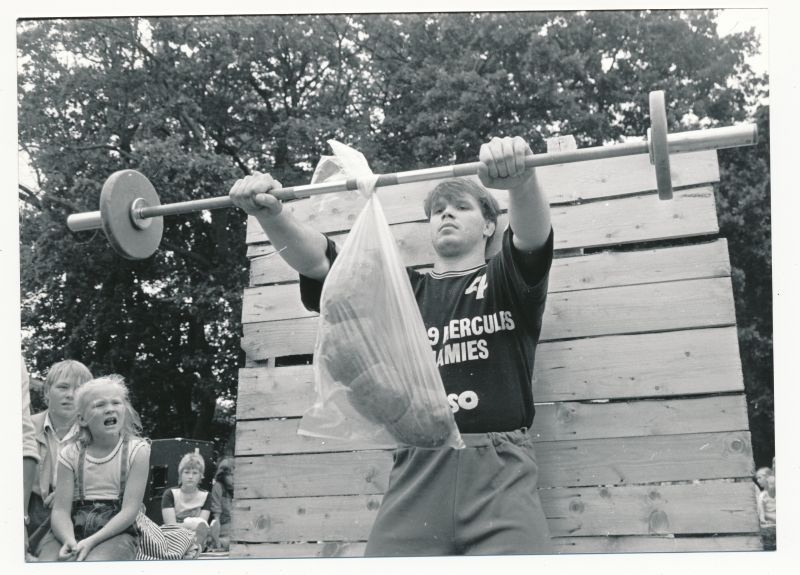 Foto. Läänemaa 1990.a. rammumees Aap Uspenski 05.08.1990. Mustvalge.