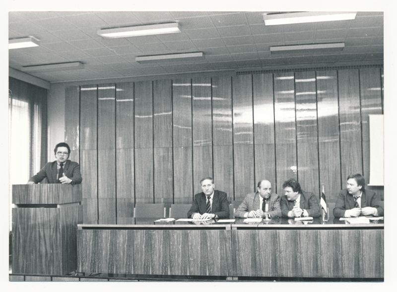 Foto. Eesti Linnade Liidu teabepäev Haapsalus 28.11.1990. 1.vasakult T.Beeren, 3.T.Mendelson.Mustvalge.