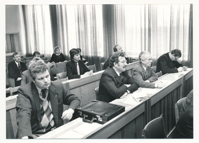 Foto. Eesti Linnade Liidu teabepäevast osavõtjad Haapsalus 28.11.1990. Mustvalge.