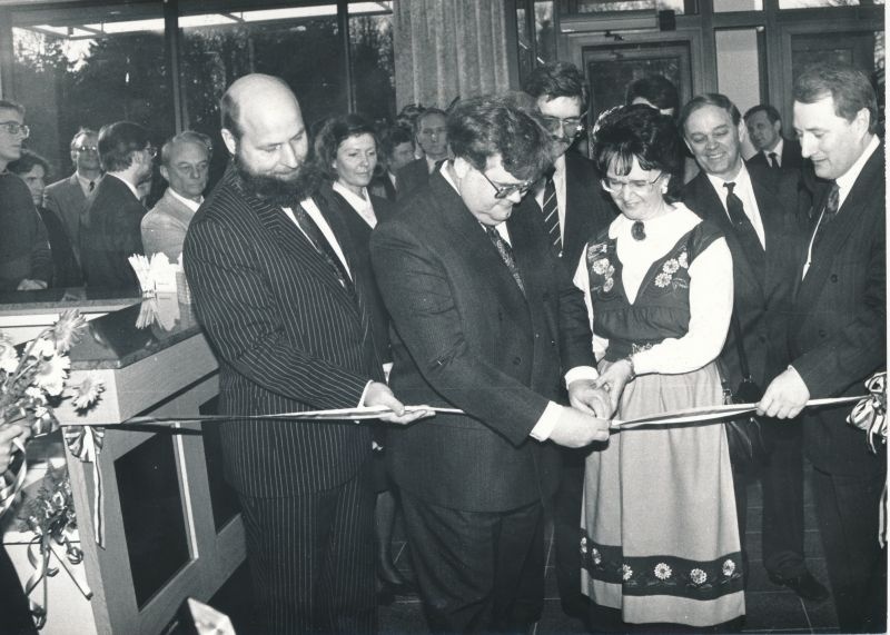 Foto. Haapsalu Hotelli avamislindi lõikab läbi Edgar Savisaar. 14.12.1991.a. Mustvalge.