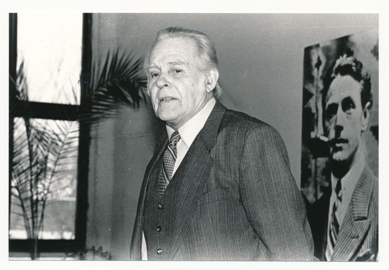 Foto. R.Haavamägi 100. sünniaastapäeva teaduskonverentsil Haapsalu Kultuurimajas 15.02.1991.Esineb L.Põld. Mustvalge.