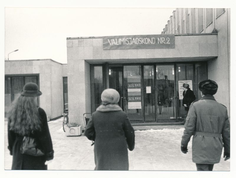 Foto. Haapsalu Kultuurimaja referendumipäeval Eesti iseseisvumise küsimuses 03.03.1991. Mustvalge.