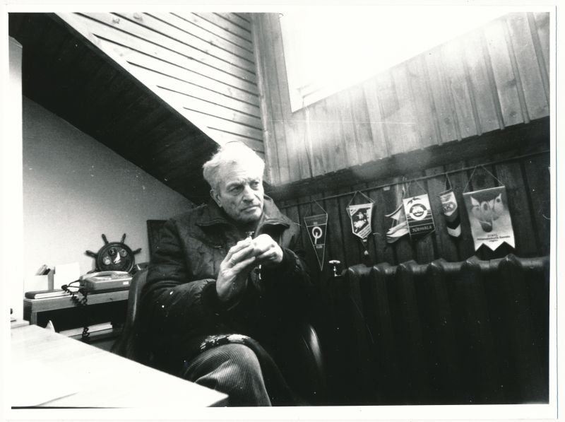 Foto. IDNLYRA Euroopa kommodoor Wim van Acker Haapsalu jahtklubis märtsis 1991.a. Mustvalge.