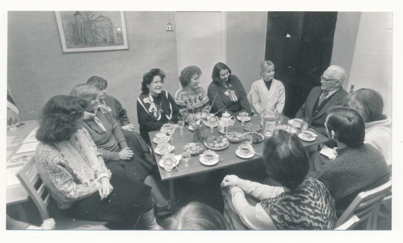 Foto. Kohtumine Kanadas elava eesti ajakirjaniku ja luuletaja H.Ojaga Läänemaa Keskraamatukogus. 30.03.1991.