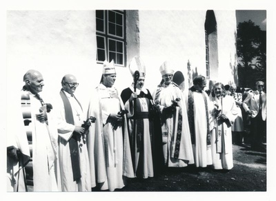 Foto. Vormsi päevadel 1990.a. Fotol: vaimulikud A.Ruuth, T.Salumäe, H.Svennungson, K.Pajula, E.Veikström, L.Edström, J.Siirak.  similar photo