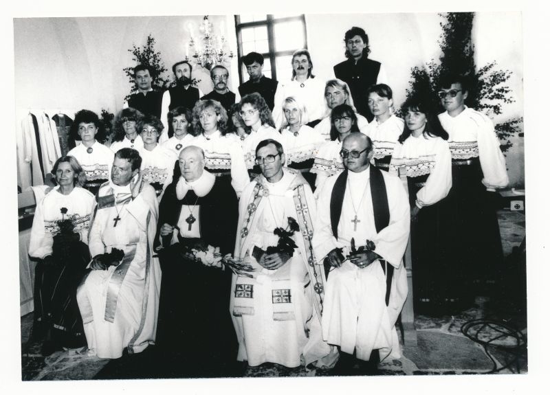 Foto. Tallinna Õpetajate Maja kammerkoor Vormsi päevadel 1990.a.Fotol. K.Pajula, T.Salumäe.  Mustvalge.