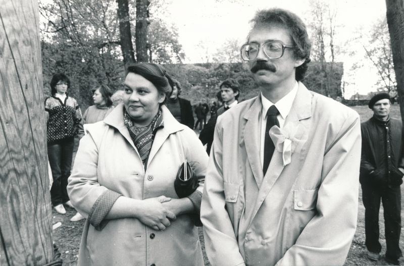 Foto. Haapsalu rajooni koolinoorte laulu- ja tantsupidu 31.mail 1987.a. Haapsalu Keskraamatukogu direktor Mare Ektermann ja Haapsalu RSN TK aseesimees Hannes Saarsoo.
Foto: Elmar Ambos.