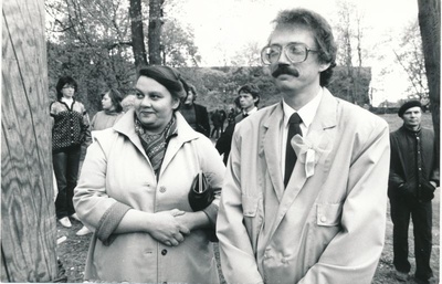 Foto. Haapsalu rajooni koolinoorte laulu- ja tantsupidu 31.mail 1987.a. Haapsalu Keskraamatukogu direktor Mare Ektermann ja Haapsalu RSN TK aseesimees Hannes Saarsoo.
Foto: Elmar Ambos.  duplicate photo