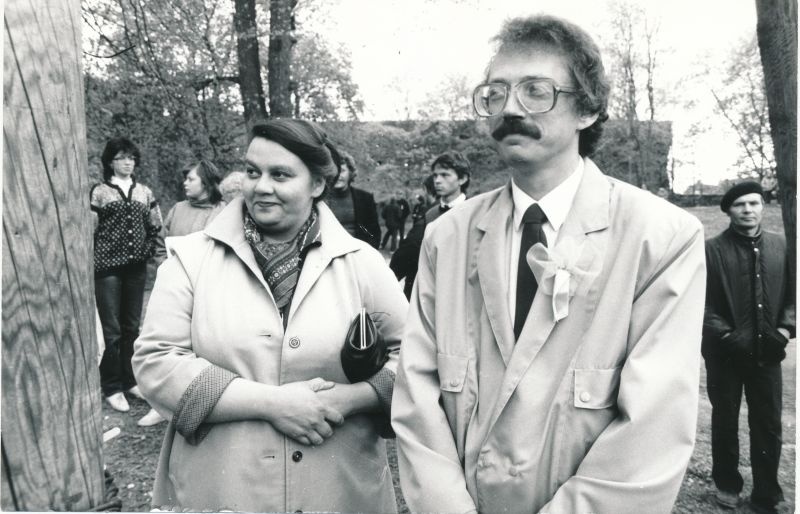 Foto. Haapsalu rajooni koolinoorte laulu- ja tantsupidu 31.mail 1987.a. Haapsalu Keskraamatukogu direktor Mare Ektermann ja Haapsalu RSN TK aseesimees Hannes Saarsoo.
Foto: Elmar Ambos.