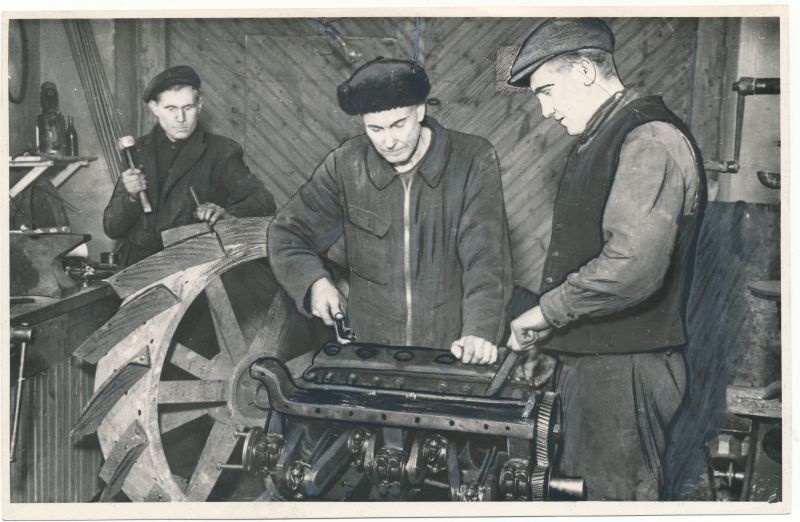 Foto. Lääne-Nigula piimaühistu traktorist R. Lääs (paremal), juhataja sm. K. Karner (keskel) 1949. Fotorg. V. Samusenko, ETA