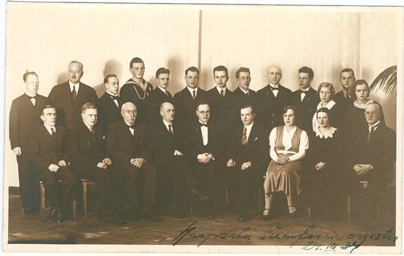 Foto. Haapsalu sümfooniaorkester 24. märtsil 1934. pärast kontserti Läänemaa Ühisgümnaasiumi saalis. Esireas keskel dirigent Cyrillus Kreek. Mustvalge.