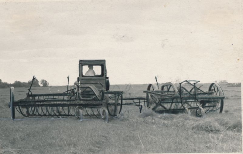 Foto. Risti MTJ traktor heinatöödel J. Tombi nim kolhoosis. Roolis  Arvi Sommer. 1956. Foto A. Lumeste.