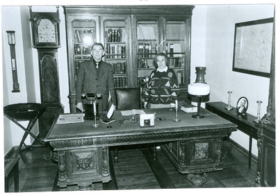 Foto. Läänemaa Muuseumi remondijärgne avamine, 22.06.1993. V: Ants Alver ja Halja Alver linnapea memoriaalkabinetis.  similar photo