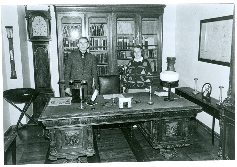 Foto. Läänemaa Muuseumi remondijärgne avamine, 22.06.1993. V: Ants Alver ja Halja Alver linnapea memoriaalkabinetis.