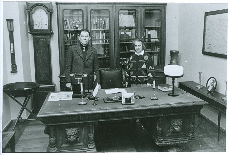 Foto. Läänemaa Muuseumi remondijärgne avamine, 22.06.1993. V: Ants Alver ja Halja Alver linnapea memoriaalkabinetis.