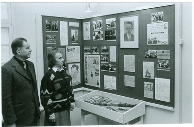 Foto. Läänemaa Muuseumi remondijärgne avamine, 22.06.1993.  Ants Alver ja Halja Alver linnapea memoriaalkabinetis.  similar photo