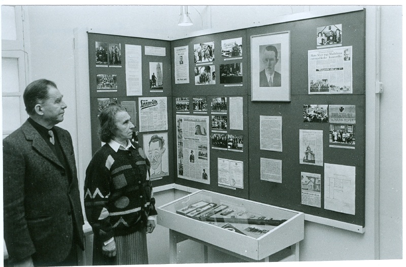 Foto. Läänemaa Muuseumi remondijärgne avamine, 22.06.1993.  Ants Alver ja Halja Alver linnapea memoriaalkabinetis.