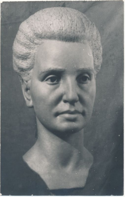 Foto. Berta Alver, 1957-1958, kips, kunstniku eelviimane töö, valmistatud fotode järgi.
Foto: Roman Haavamägi.
