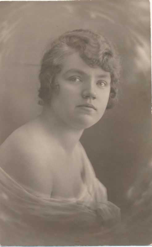 Foto. Naise portreefoto. Ateljeefoto. Mustvalge. 1922.