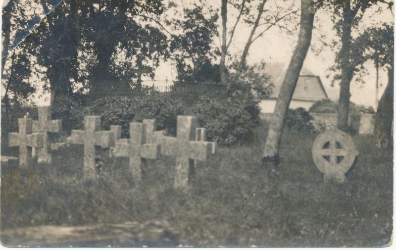 Foto. Kiviristid Ridala Maarja-Magdaleena kiriku juures kalmistul. Mustvalge. Foto I. & P. Parikas.