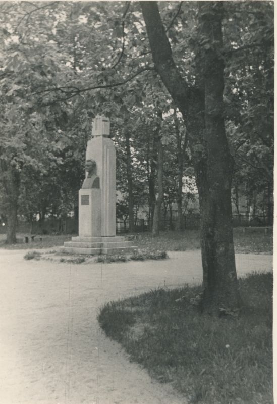Foto.  Helilooja Rudolf Tobiase mälestussammas Haapsalus. 1951. a. suvi.