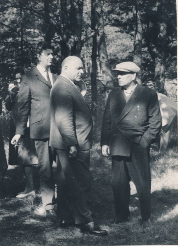 Foto. Haapsalu rajooni koolide õpetajate laager Paralepas, august 1966.a. Seisavad vasakult EKP Haapsalu Rajoonikomitee propagandaosakonna juhataja Grigori Joffe, Aleksander Sootla, Sanatoorse kooli direktor Voldemar Pihlau. Foto: Ilmarine Möldri.
