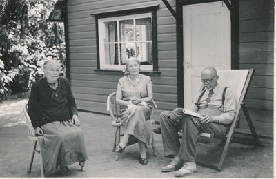 Foto. Seltskond istub õues, vasemalt Harald ja Olga Dampff. Albumis HM 8466:1. Kuulunud kapten Harald Dampffile.  similar photo