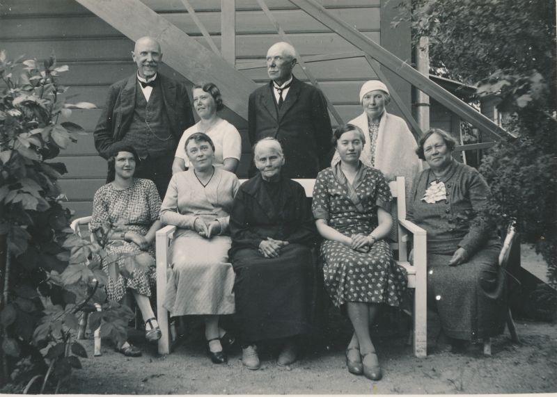 Foto. Seltskond aias. 1935. Albumis HM 8466:1.  Kuulunud kapten Harald Dampffile.