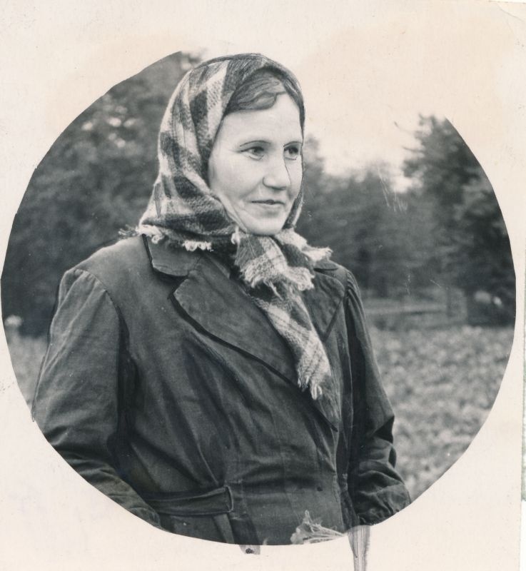 Foto. "Kaardiväe" kolhoosi lüpsja-karjatalitaja Elisabet Reinok. 1955. Fotogr. V. Prümmel. ETA.