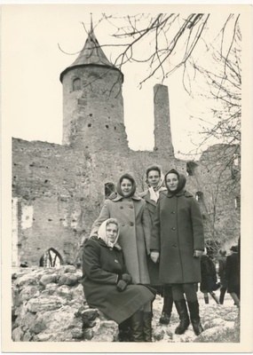 Foto. Grupp sanatoorium Laine ravialuseid linnaekskursioonil lossivaremetes. 1969. Foto: H. Alver.  similar photo