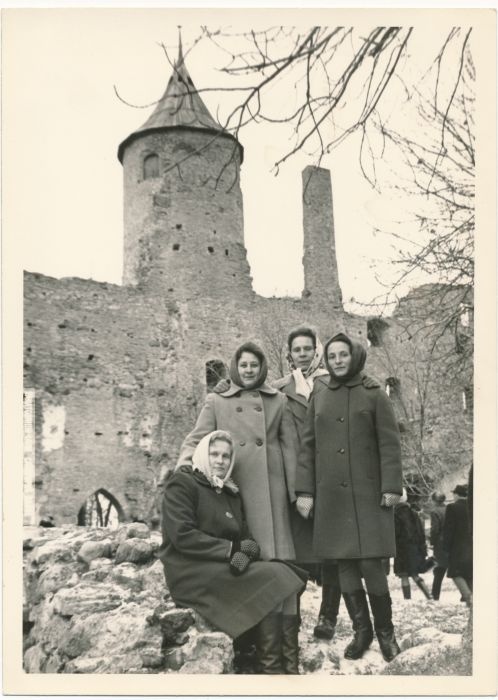 Foto. Grupp sanatoorium Laine ravialuseid linnaekskursioonil lossivaremetes. 1969. Foto: H. Alver.