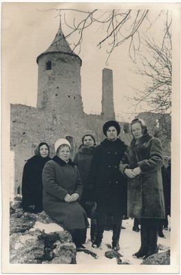 Foto. Sanatoorium Laine puhkajad, viis talverõivastes naisterahvast Haapsalu lossivaremetes märts 1971, Fotogr. H. Alver  similar photo