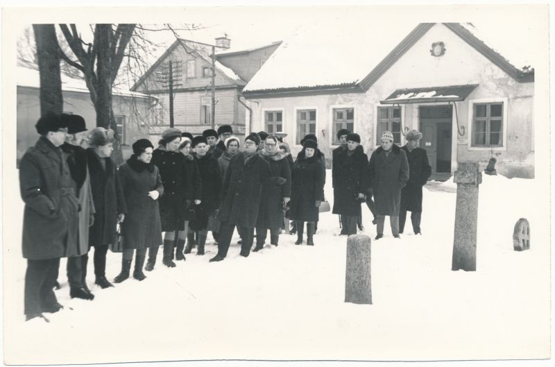 Foto. Sanatoorium Laine puhkajad Haapsalu Koduloomuuseumi ees märts 1971, Fotogr. H. Alver