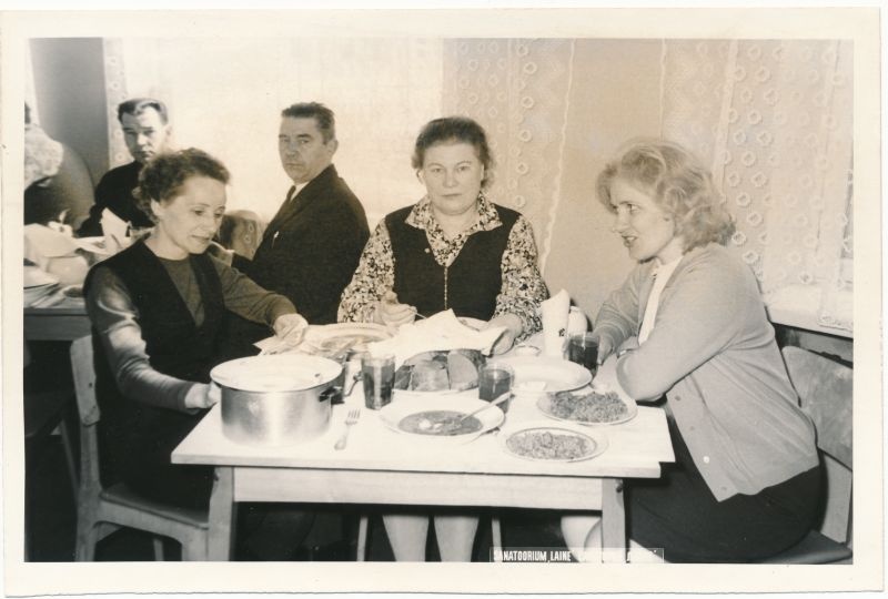 Foto. Sanatoorium Laine puhkajad söögisaalis einetamas 1971, Fotogr. H. Alver