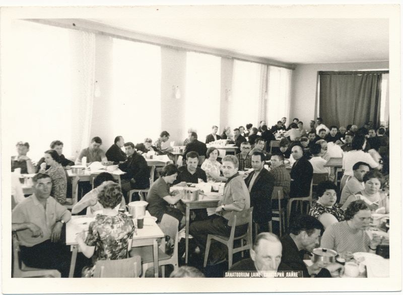 Foto. Sanatoorium Laine puhkajad sanatooriumi söögisaalis 1971, Fotogr. H. Alver