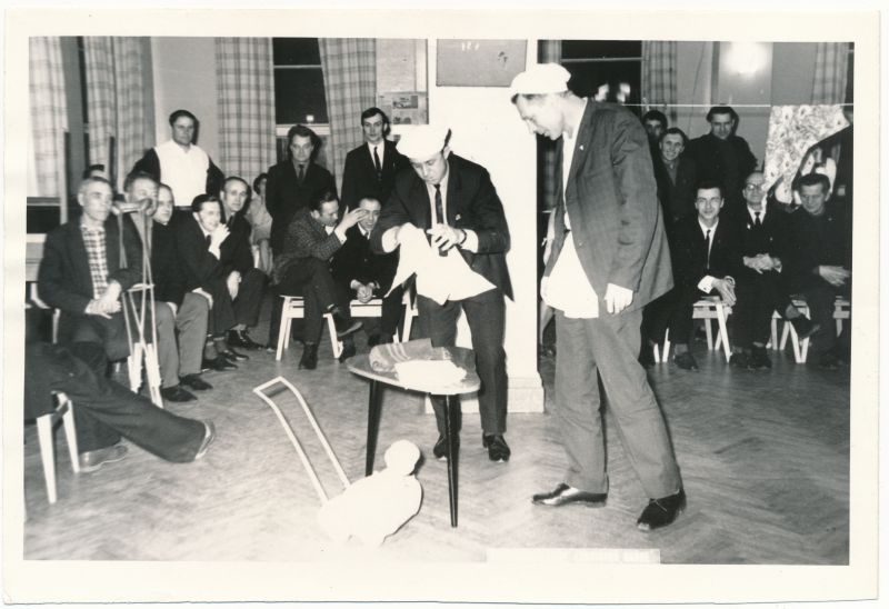 Foto. Sanatoorium Laine puhkajad puhkehetkel 1971, Fotogr. H. Alver