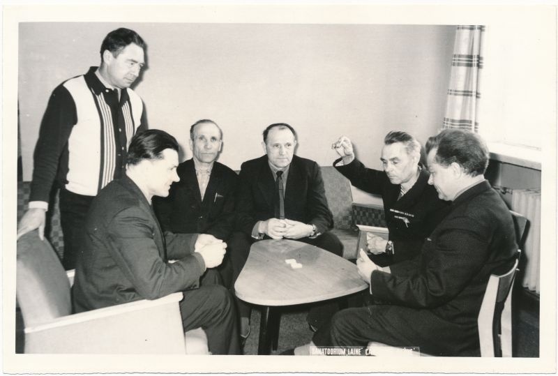 Foto. Sanatoorium Laine puhkajad puhkehetkel 1971, Fotogr. H. Alver