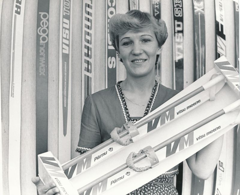 Foto. Pärnu Puidutöötlemiskombinaadis "Viisnurk", Maire Künnap demonstreerib 2-aastaste mudilaste suuski