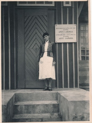 Foto. Anni Laikmaa, kunstnik, Ants Laikmaa majamuuseumi peaukse ees, trepil, Taeblas. 1959.  similar photo