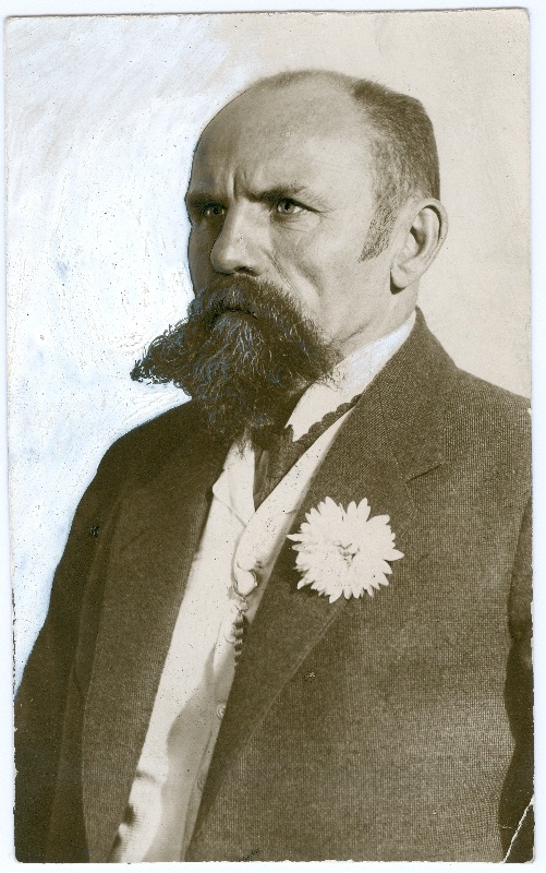 Fotopostkaart. Ants Laikmaa, lill rinnas. Retušeeritud. 1930