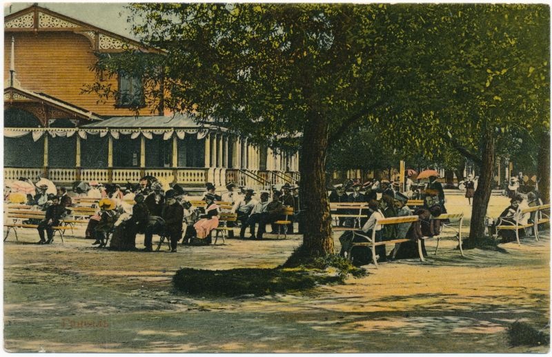 Postkaart. Suvitajad Haapsalu Kuursaali ees enne 1914