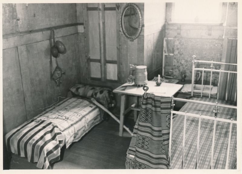 Foto. Ants Laikmaa majamuuseumi väljapanekust, 1961. Vaade magamistoale kabineti poolt.