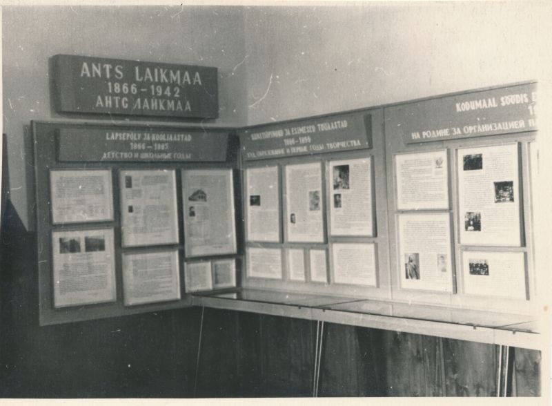 Foto. Ants Laikmaa majamuuseumi ekspositsioon. Stendid saalis.