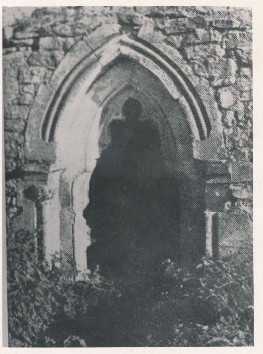 Foto. Pöide kiriku portaal, Saaremaa. Ümberpildistus M. Arro, 1967.