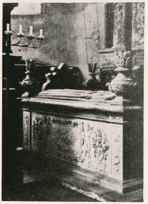 Foto. Piiskopilik Toomkirik, Pontus de la Gardie sarkofaag. Ümberpildistus raamatust M. Arro, 1967.