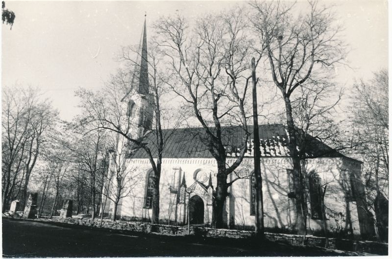 Foto. Lihula kirik. 1973. Foto. Avo Sillasoo.