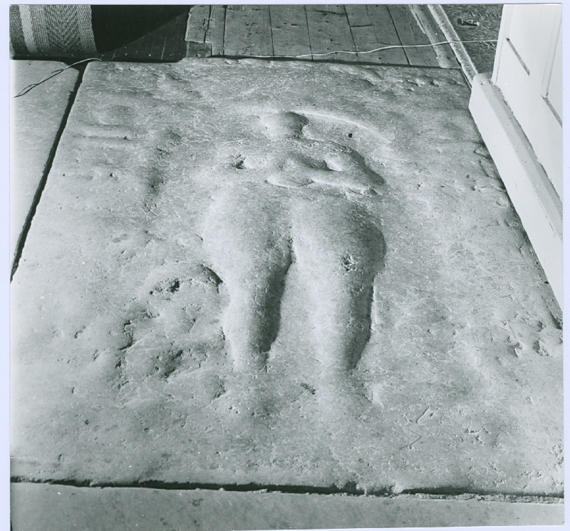 Foto. Kullamaa kirik. Hauaplaat, renessanss, XVII saj., paas, madalreljeef.