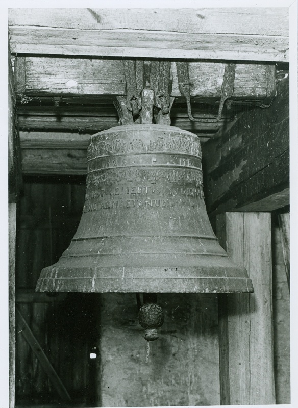 Foto. Kullamaa kirik. Tornikell, 1828.
Valatud, pronks.