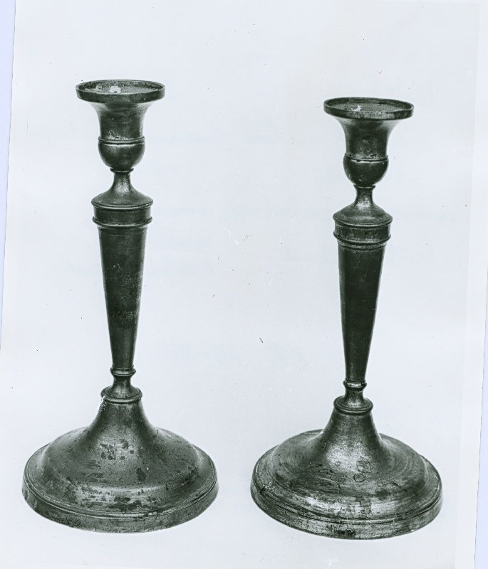 Foto. Kullamaa kirik. Kaks laualühtrit. XIX saj., Messing, valatud, hõbetatud.