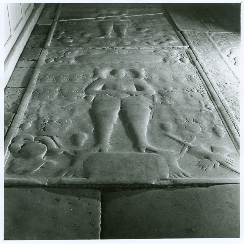 Foto. Kullamaa kirik. Hauaplaat, XVII saj., paas, madalreljeef.